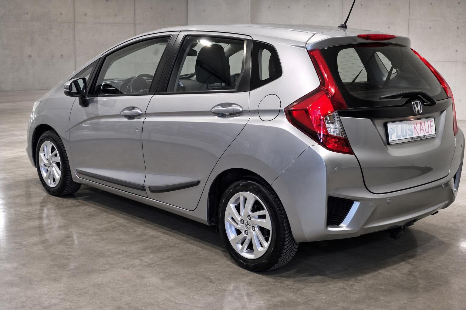 Honda Jazz silber, Heckansicht schräg von links, Gebrauchtwagen