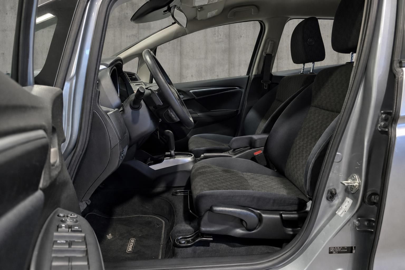 Honda Jazz Innenraum, Vordersitze und Cockpit, Ansicht durch Fahrertür