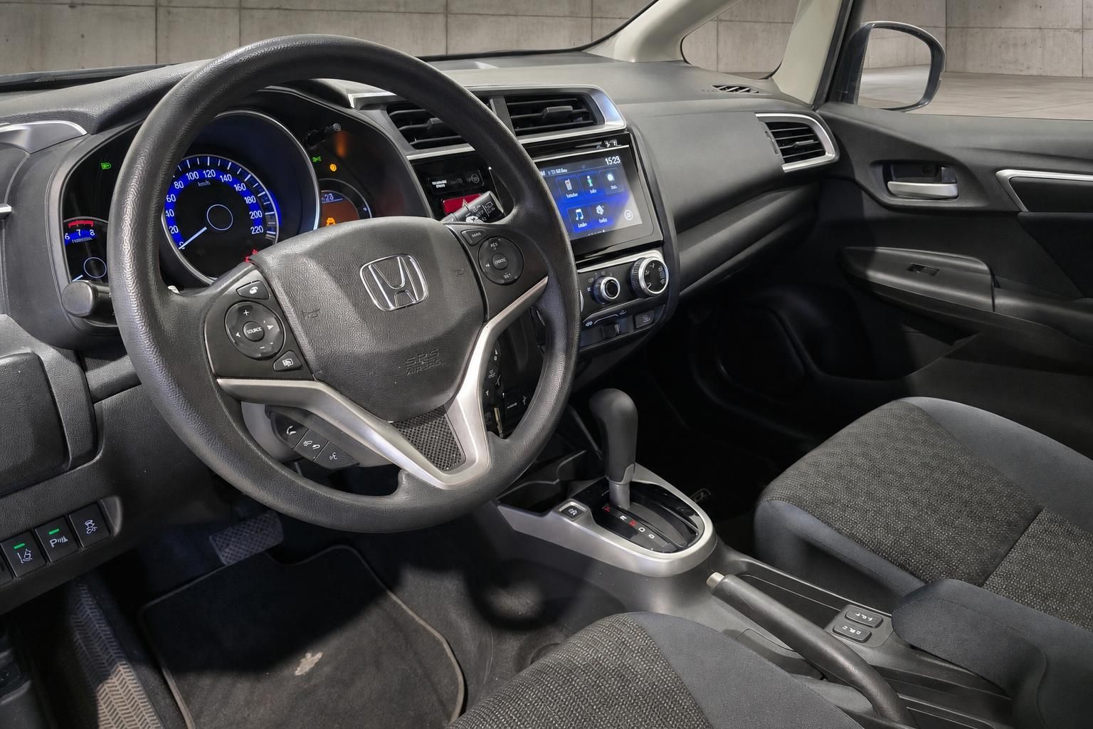 Honda Jazz Fahrerbereich mit Lenkrad, Schaltung und Infotainmentsystem