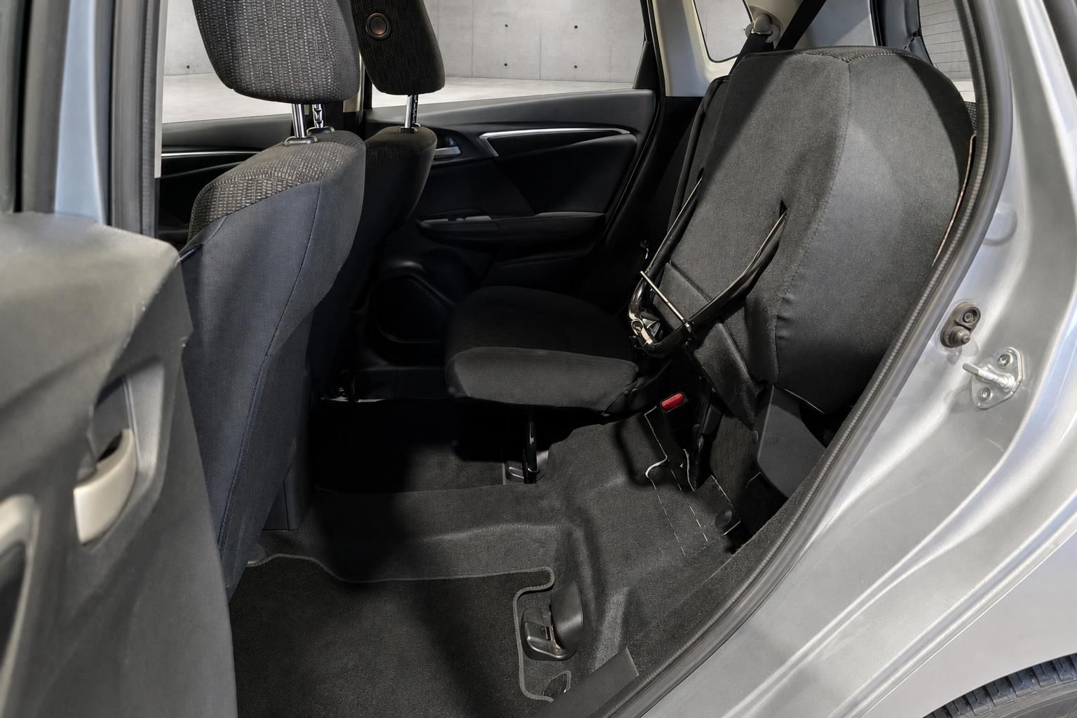 Honda Jazz Innenraum mit umgeklappter Rücksitzbank für mehr Stauraum