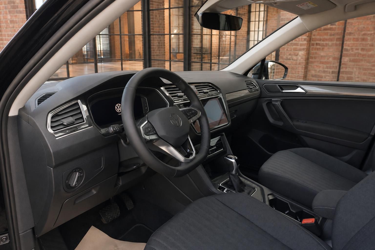 Innenraum VW Tiguan Cockpit mit Lenkrad und Armaturenbrett