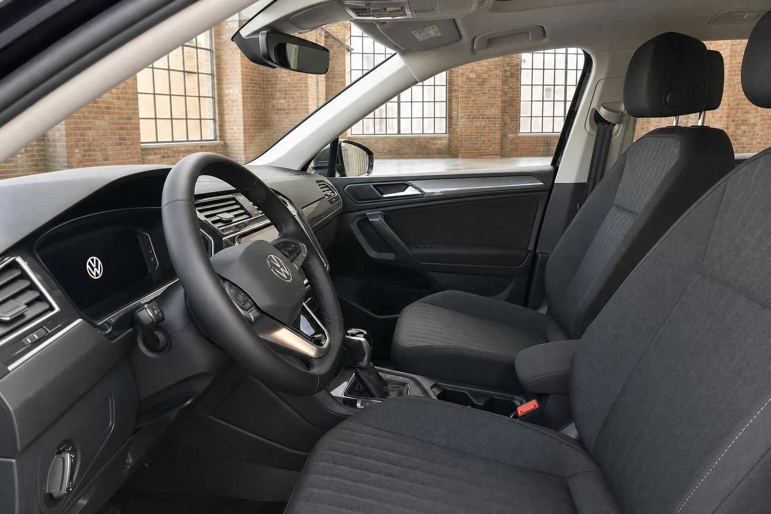 VW Tiguan Innenraum: Vordersitze mit Stoffbezug und Armaturenbrett