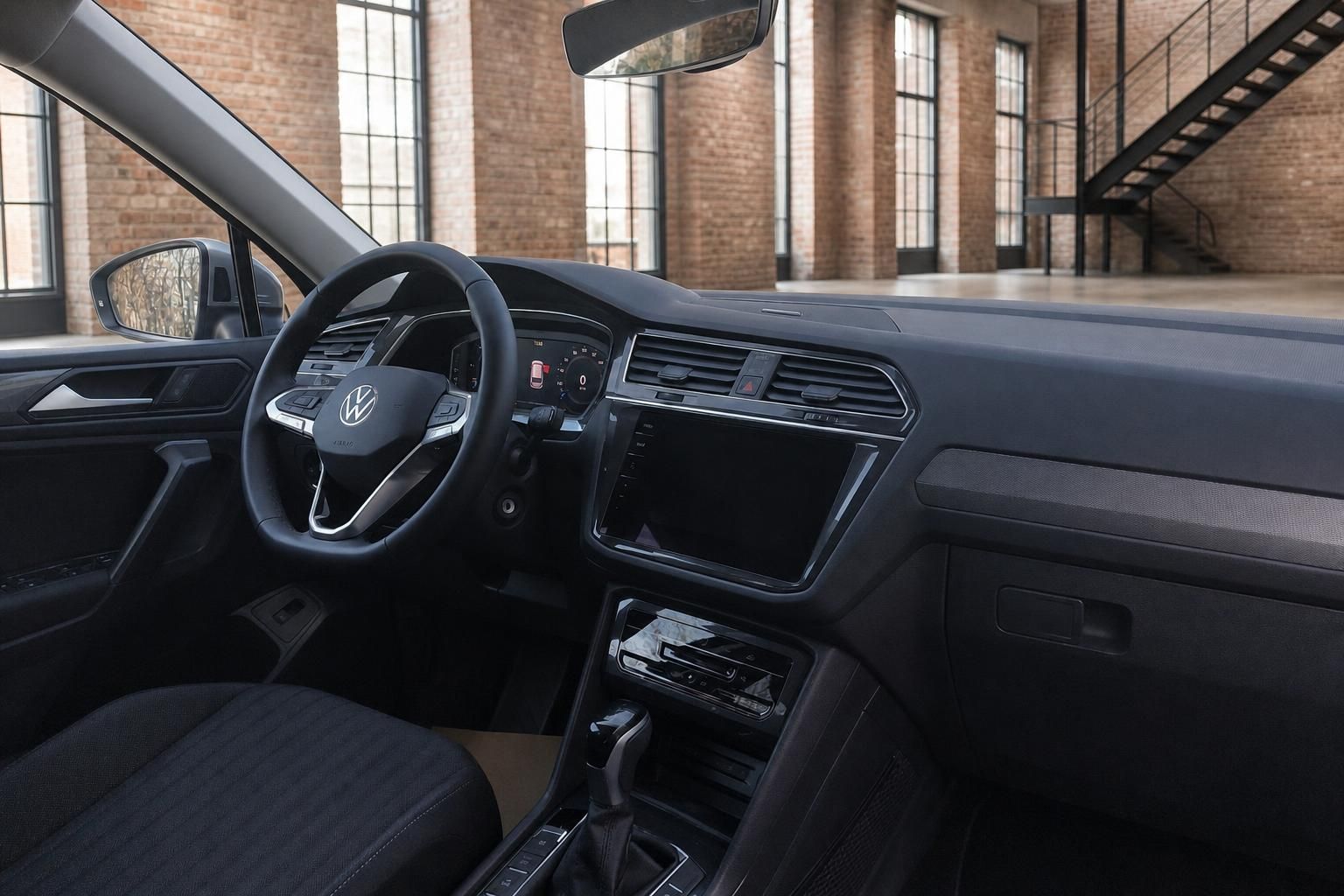VW Tiguan Innenraum: Cockpit mit Lenkrad und Touchscreen-Infotainment
