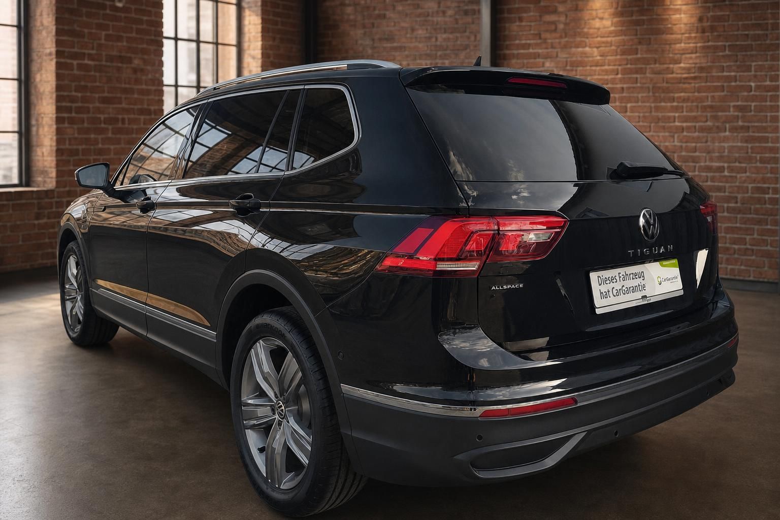 VW Tiguan Allspace schwarz Seitenansicht Heck in Loft-Ambiente
