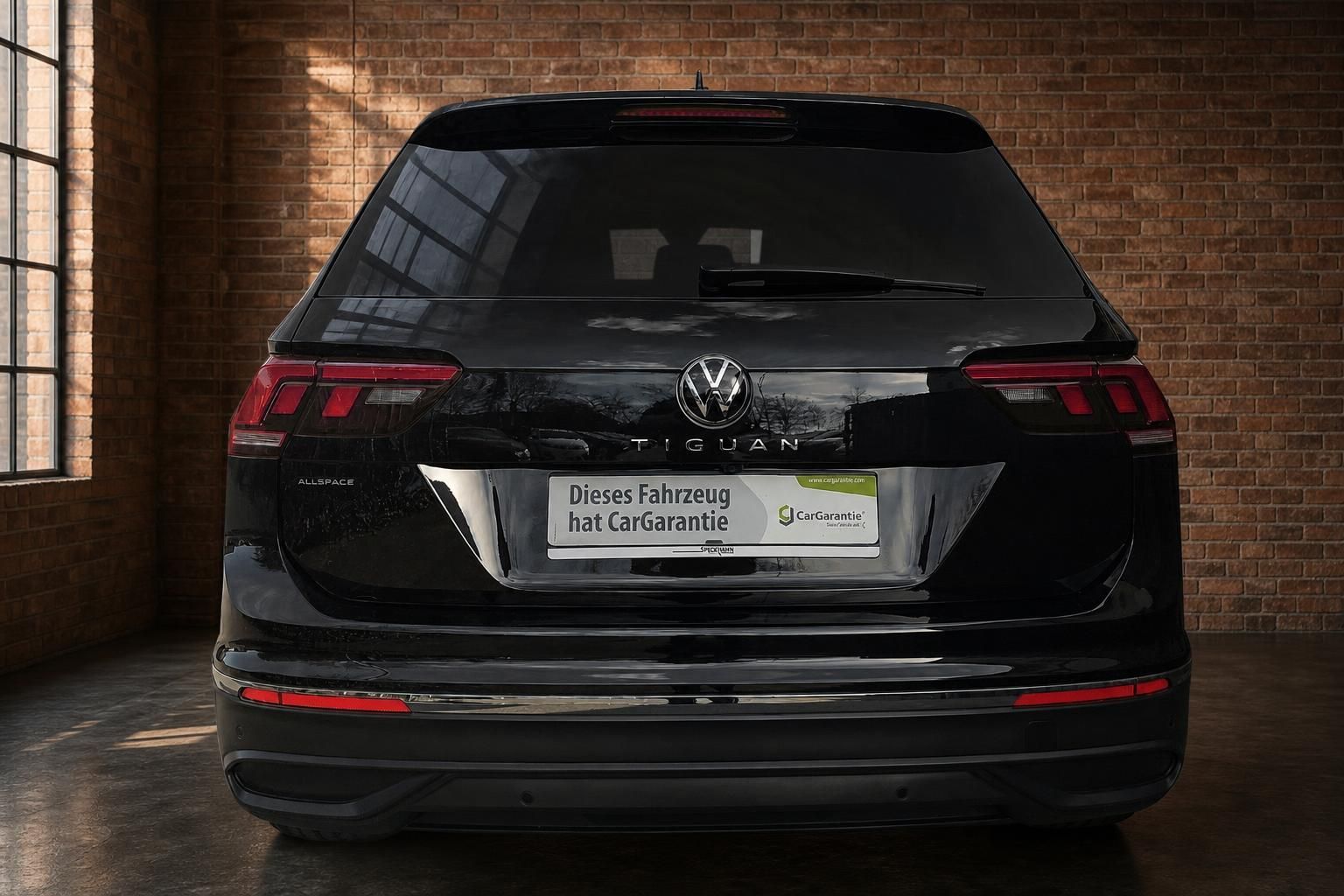 VW Tiguan Allspace schwarz Heckansicht mit Rückleuchten und Logo