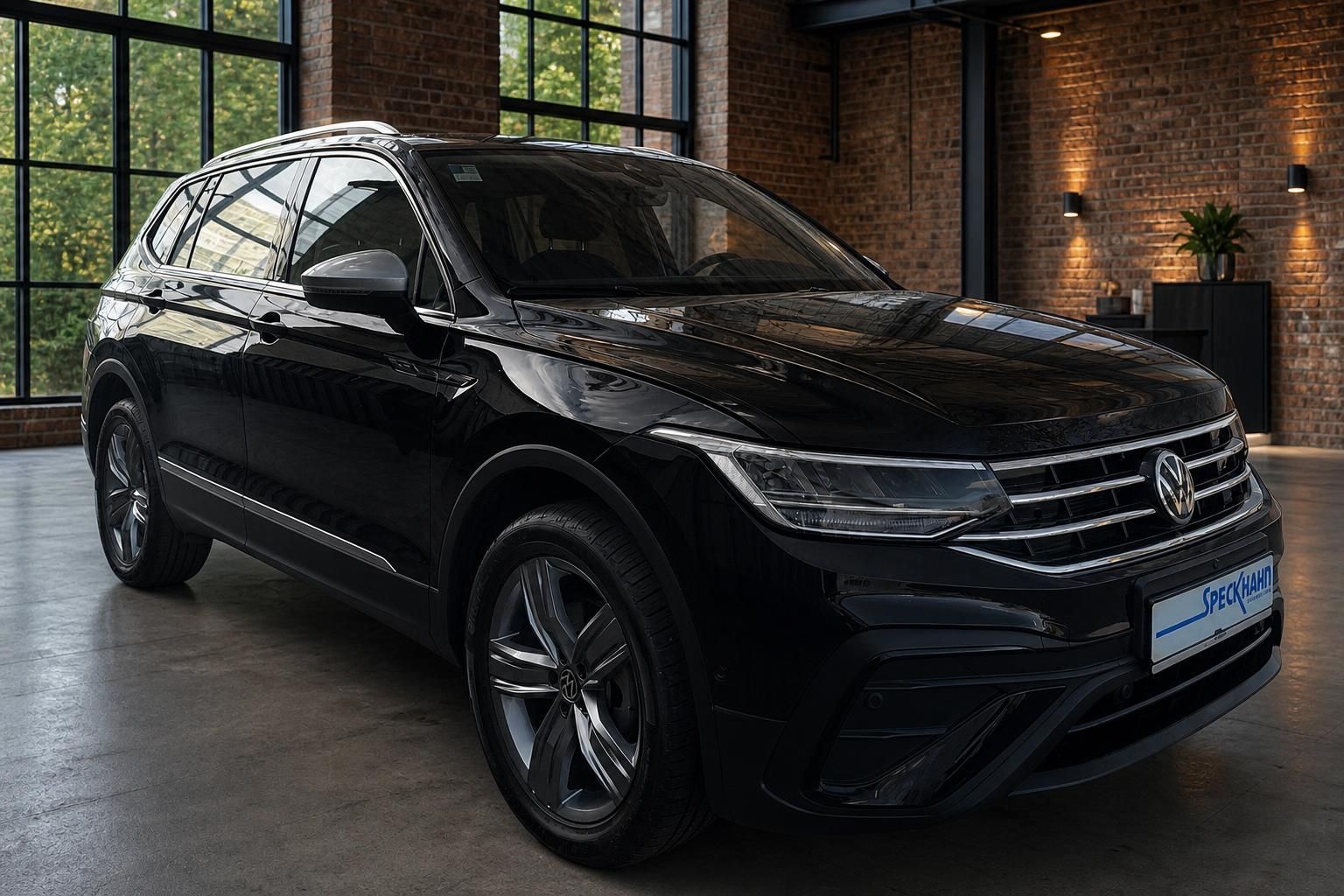 VW Tiguan schwarz Frontansicht mit Chromkühlergrill in Showroom