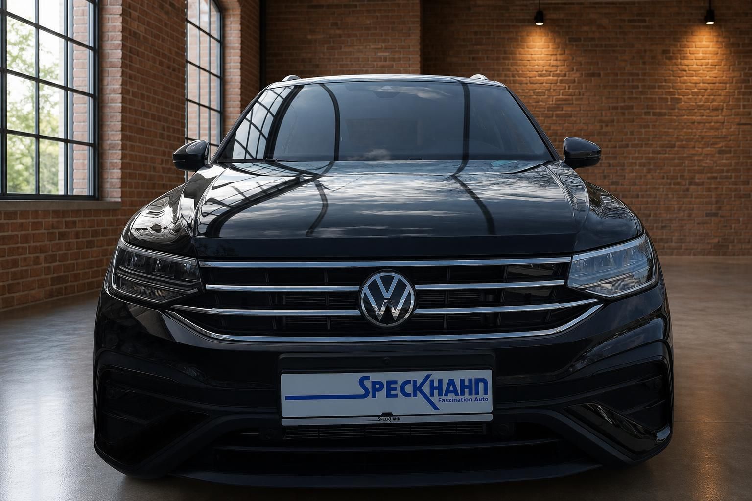 VW Tiguan schwarz Frontansicht mit Kennzeichenhalter Speckhahn