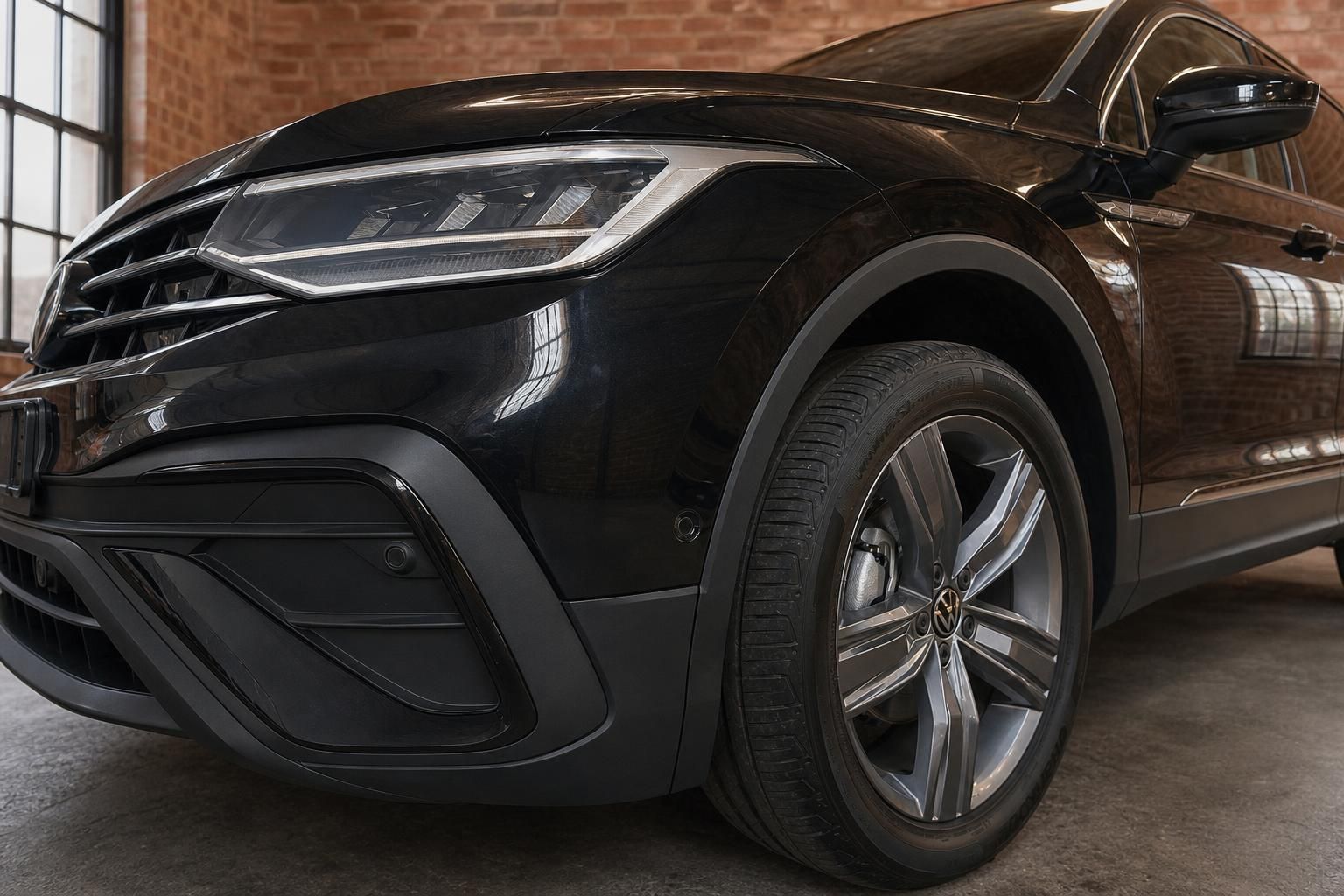 VW Tiguan schwarz Frontstoßstange und Felge im Detail