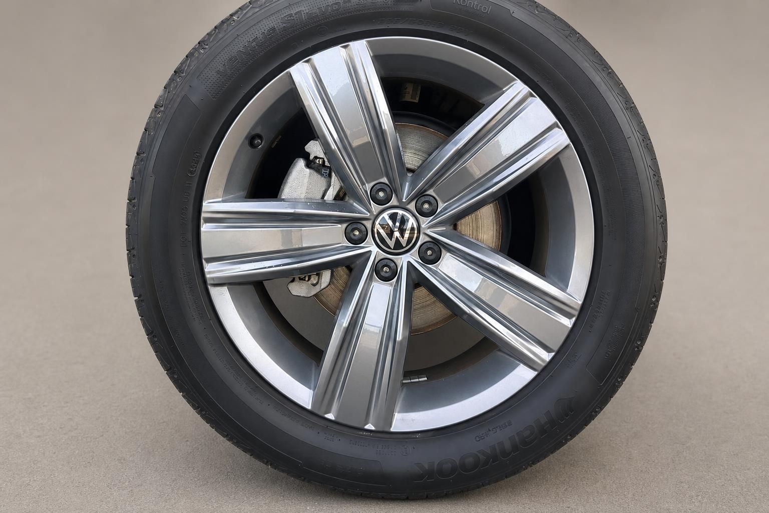 Detailansicht Leichtmetallfelge und Reifen VW Tiguan