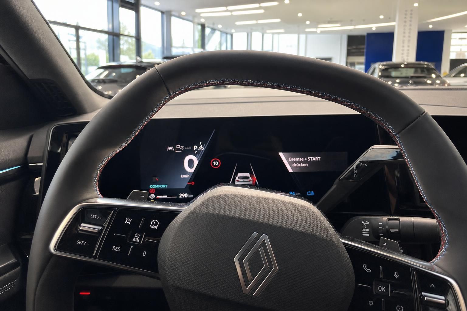 Renault Lenkrad mit digitalem Kombiinstrument und Fahrassistenz-Anzeige
