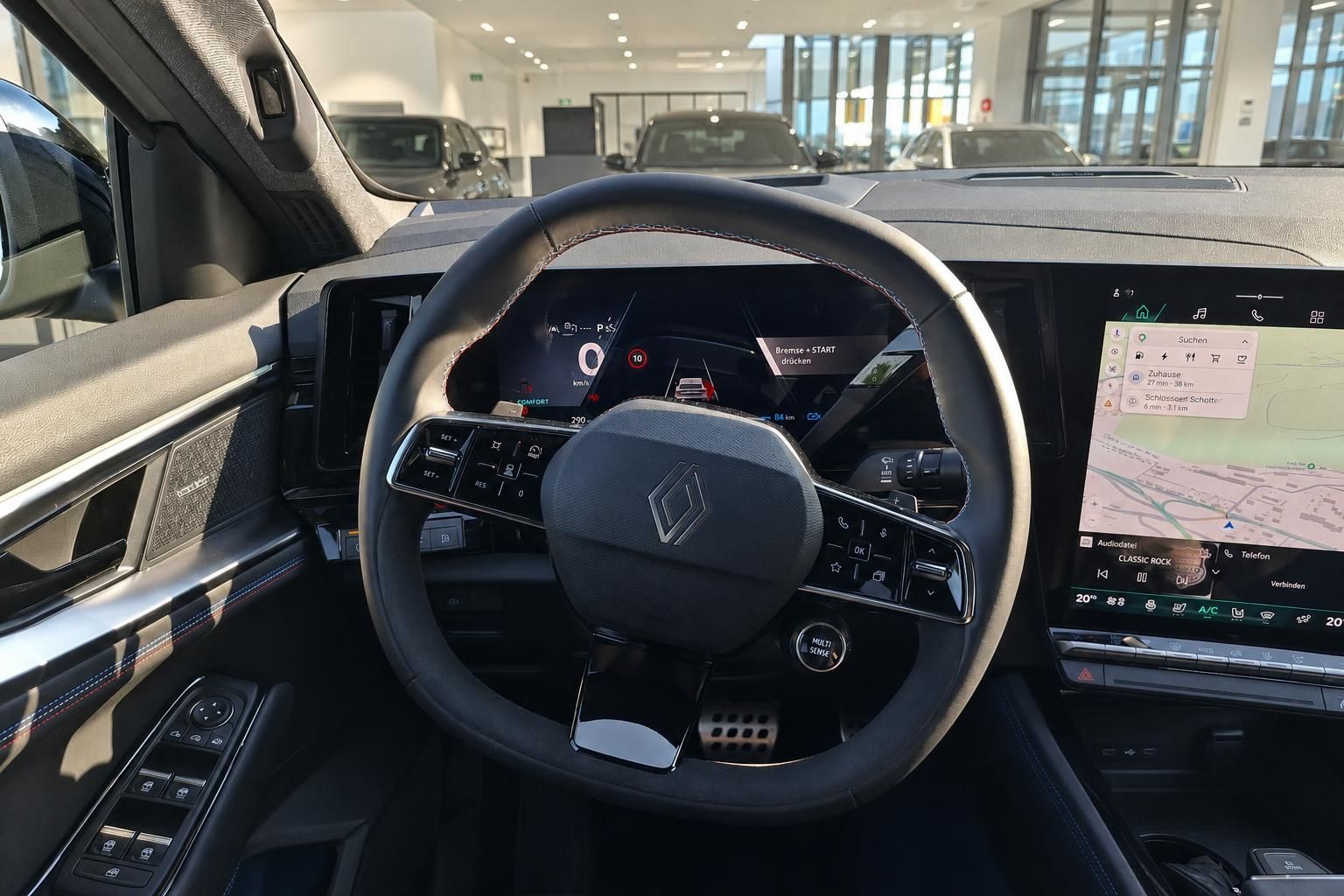 Renault Cockpit mit Lenkrad, Kombiinstrument und Navigationsbildschirm