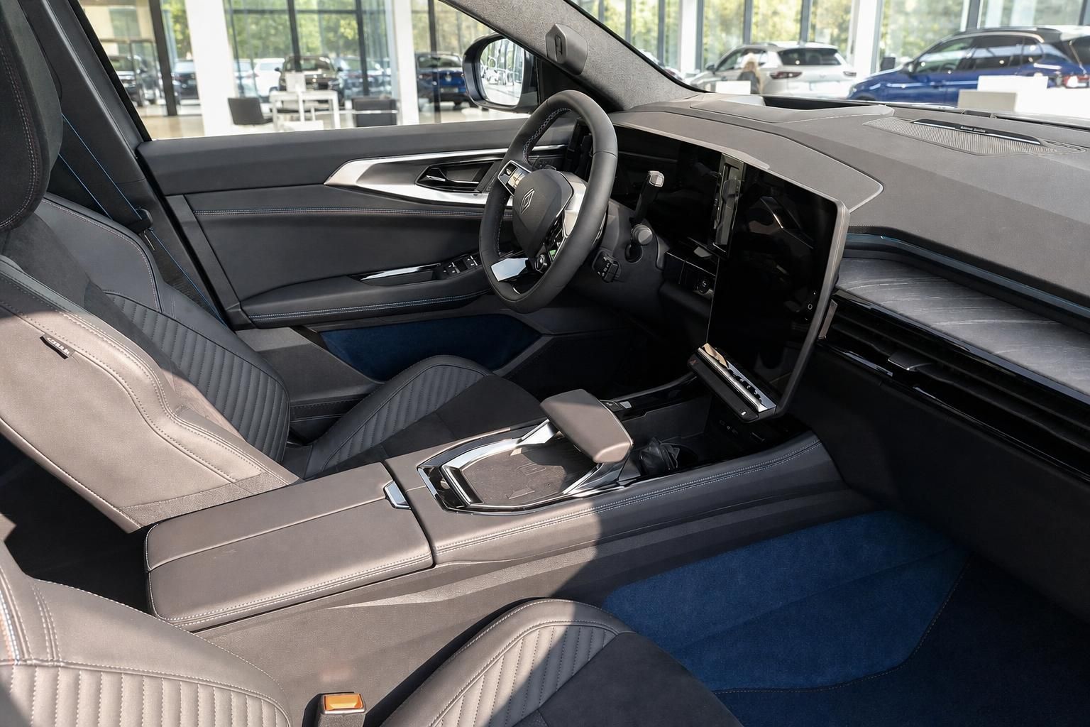 Fahrzeuginnenraum mit Ledersitzen und Mittelkonsole im Detail