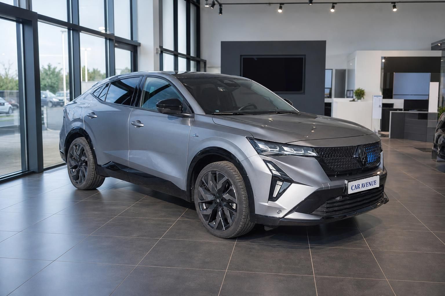Renault Rafale in Grau, Frontansicht im Autohaus-Showroom