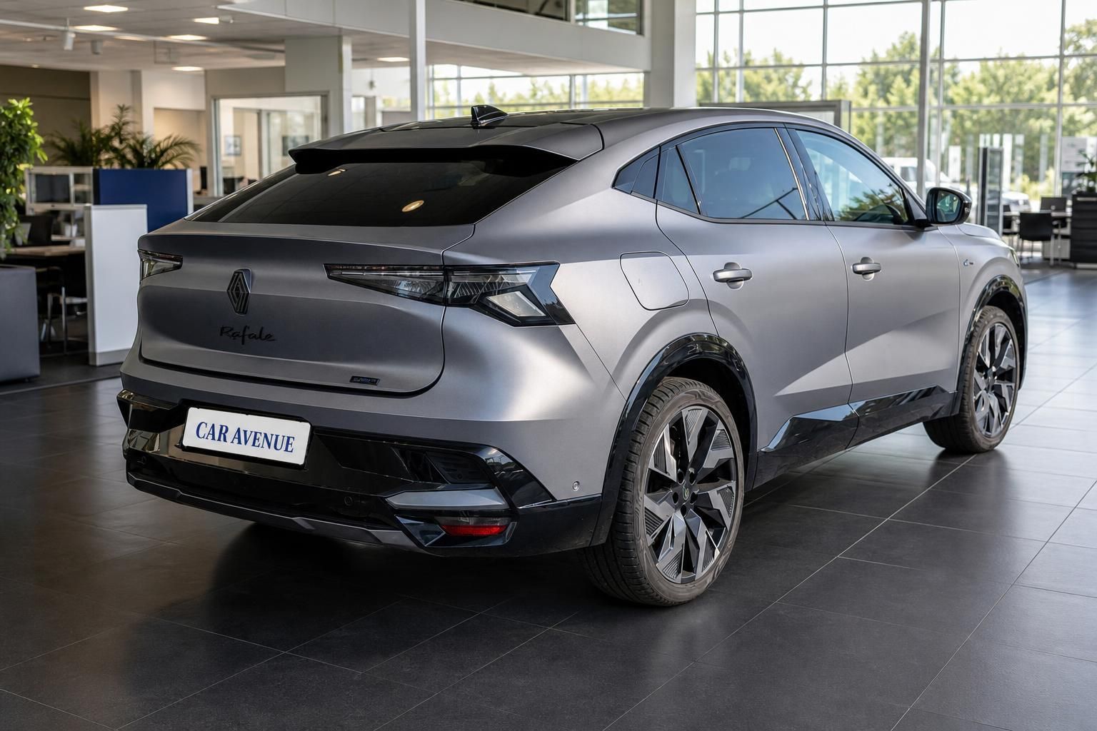 Renault Rafale in Grau, Heckansicht im Showroom von Car Avenue