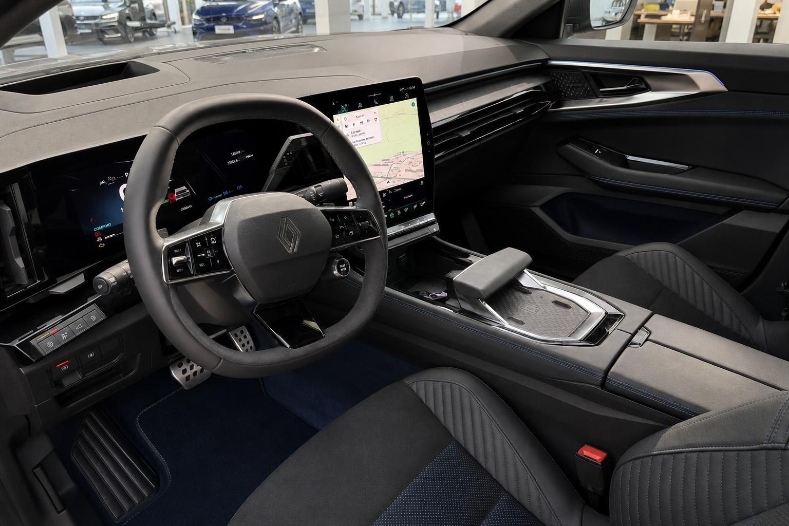 Renault Rafale Fahrerbereich mit Cockpit und Touchscreen Navigation