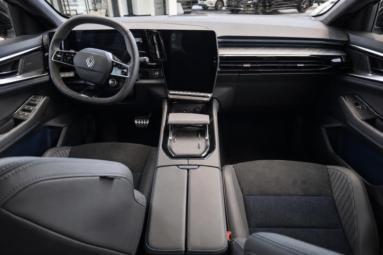 Renault Rafale Cockpit mit Lenkrad und Mittelkonsole von vorne
