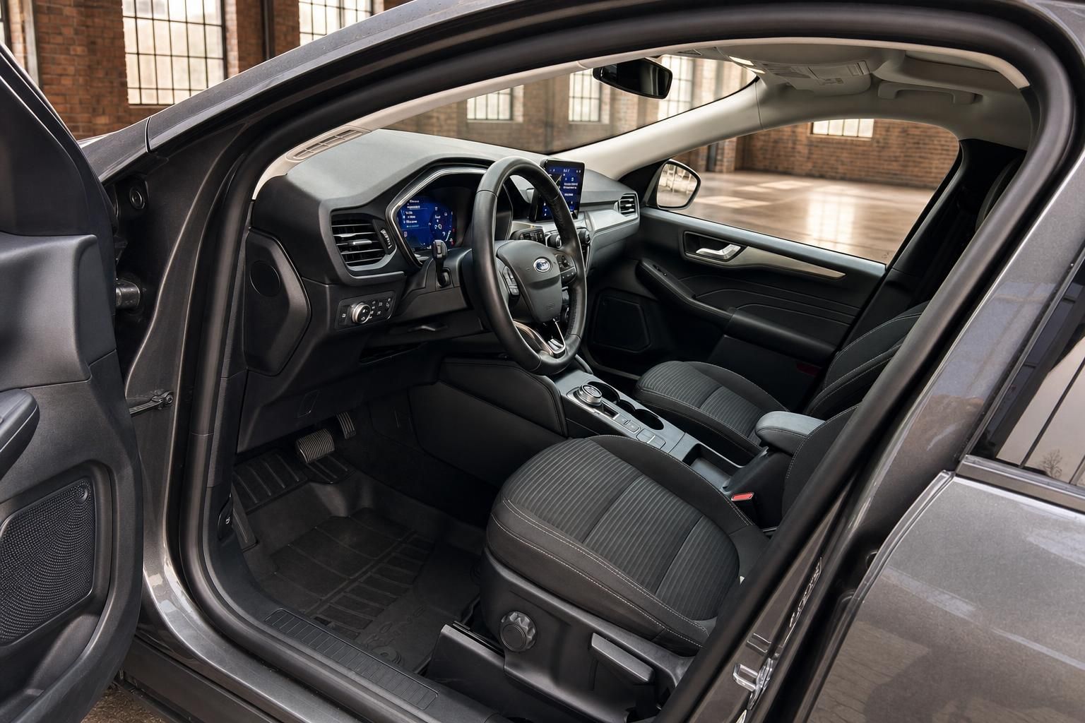 Ford Innenraum Fahrersitz und Cockpit mit Lenkrad und Display