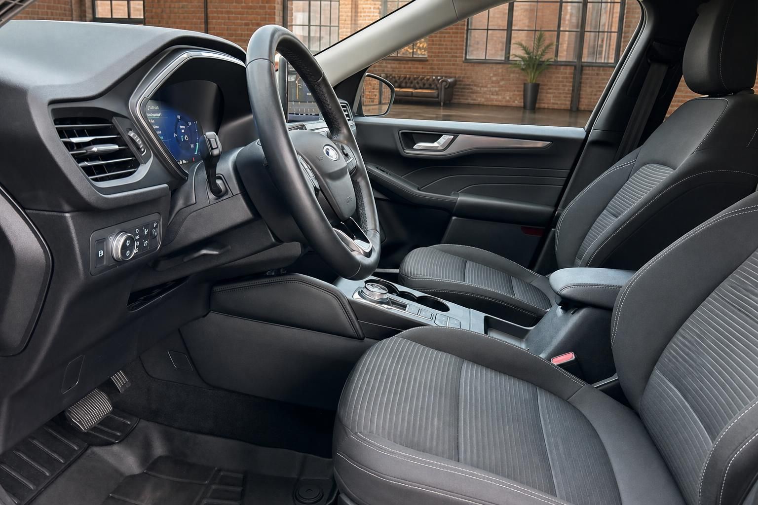 Ford Innenraum Vordersitze mit Cockpit und Mittelkonsole in schwarzem Leder