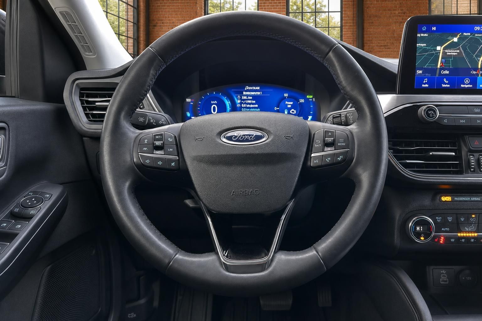 Ford Lenkrad Nahaufnahme mit Multifunktionstasten und Digitaltacho
