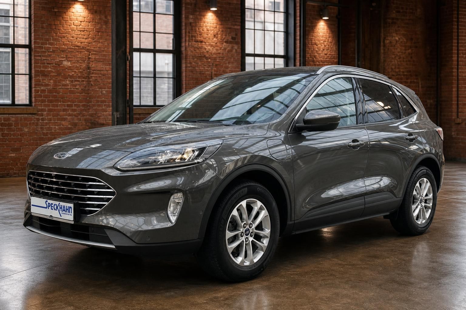 Ford Kuga grau Frontansicht SUV in Industrieloft mit Fensterfront