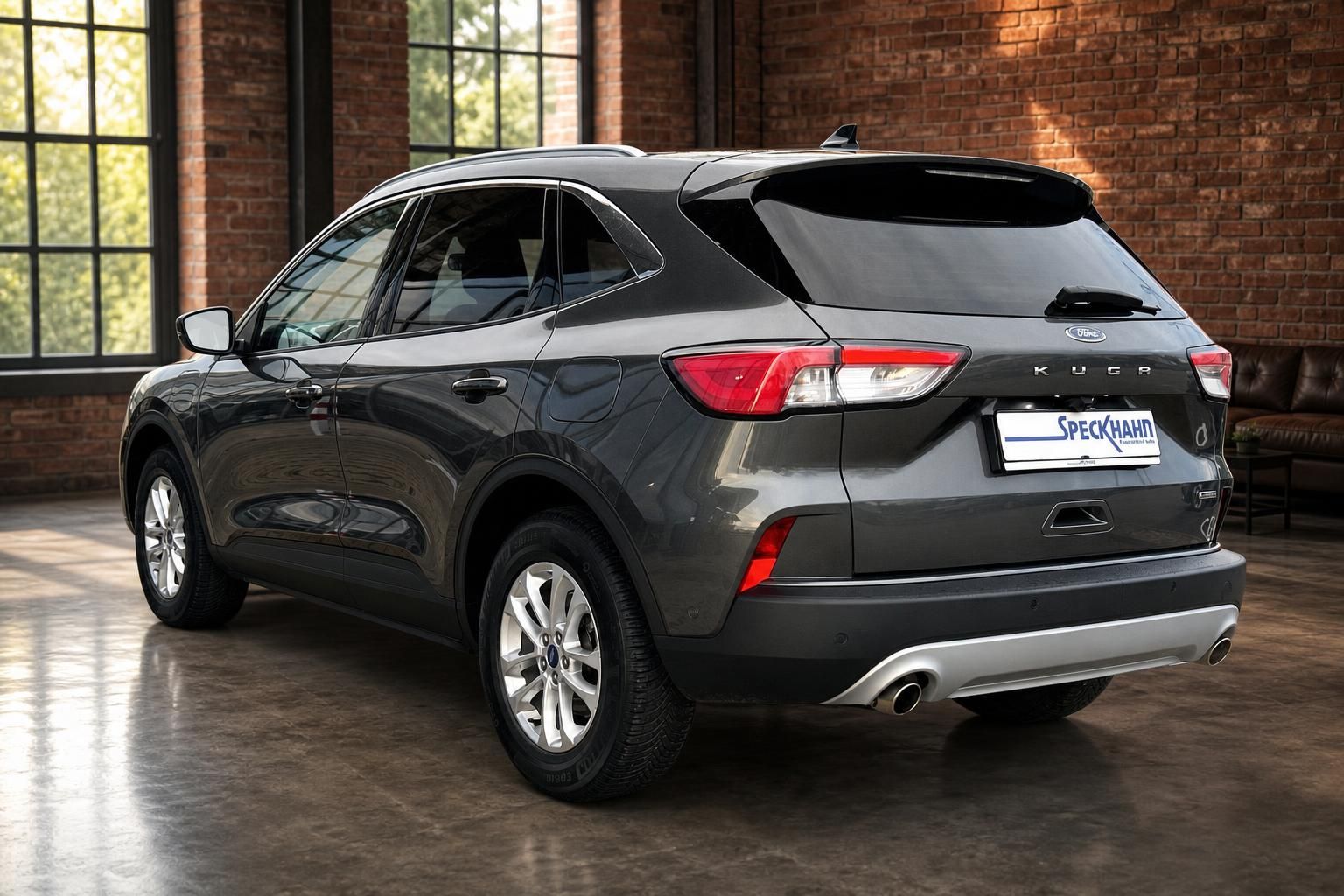 Ford Kuga grau Heckansicht seitlich SUV im Loft mit Fenstern