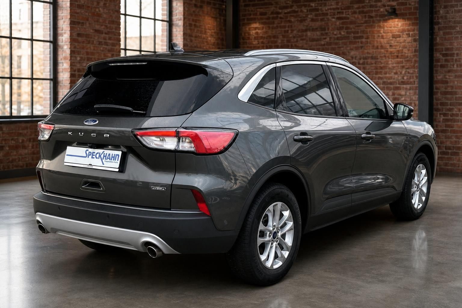Ford Kuga grau Seiten- und Heckansicht SUV in Industriehalle