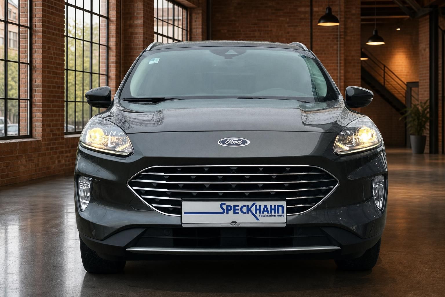 Ford SUV grau Frontansicht mit LED-Scheinwerfern in Fahrzeughalle