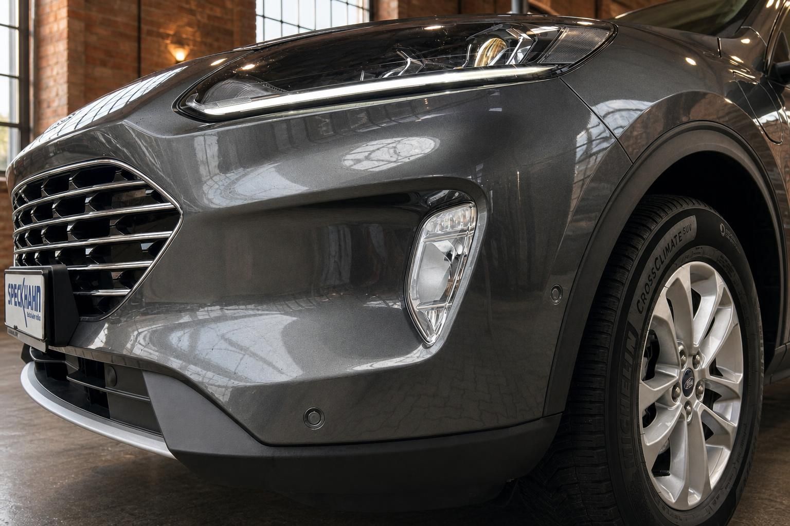 Ford SUV grau Detailansicht Frontstoßstange und LED-Scheinwerfer