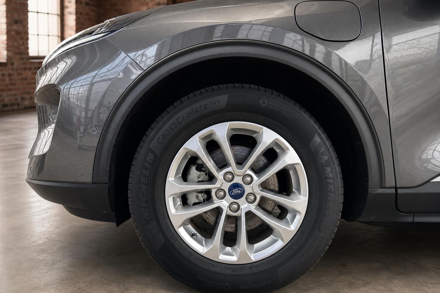 Ford Leichtmetallfelge Detailansicht mit Michelin CrossClimate Reifen