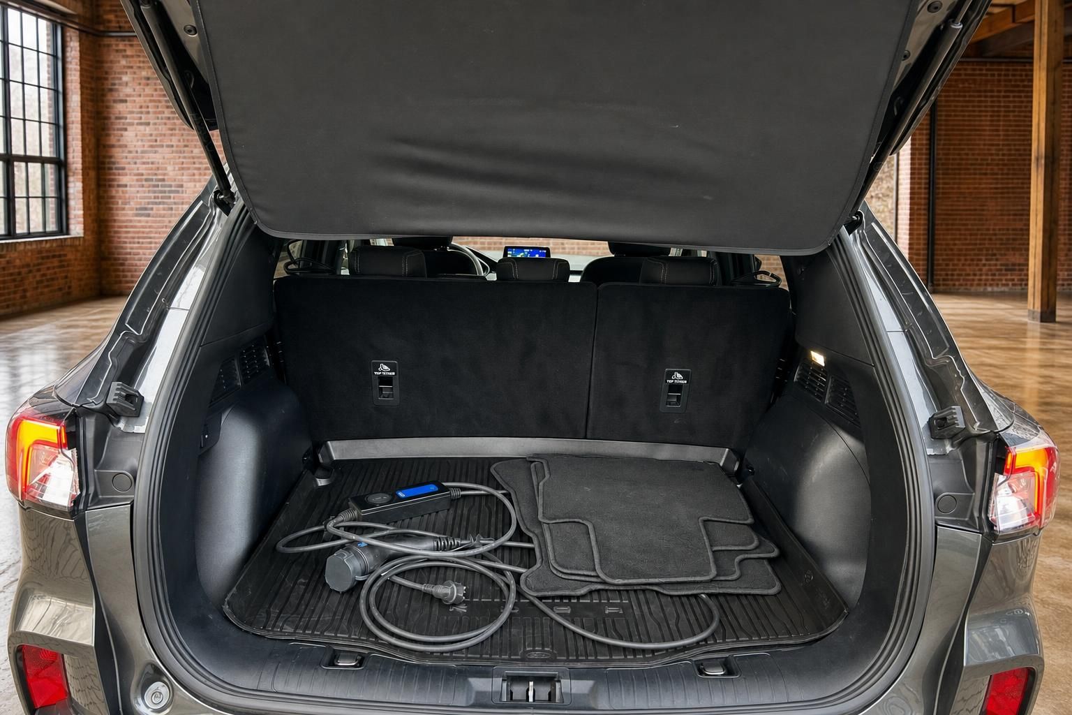 Ford Kofferraum geöffnet mit Ladekabel und Fußmatten