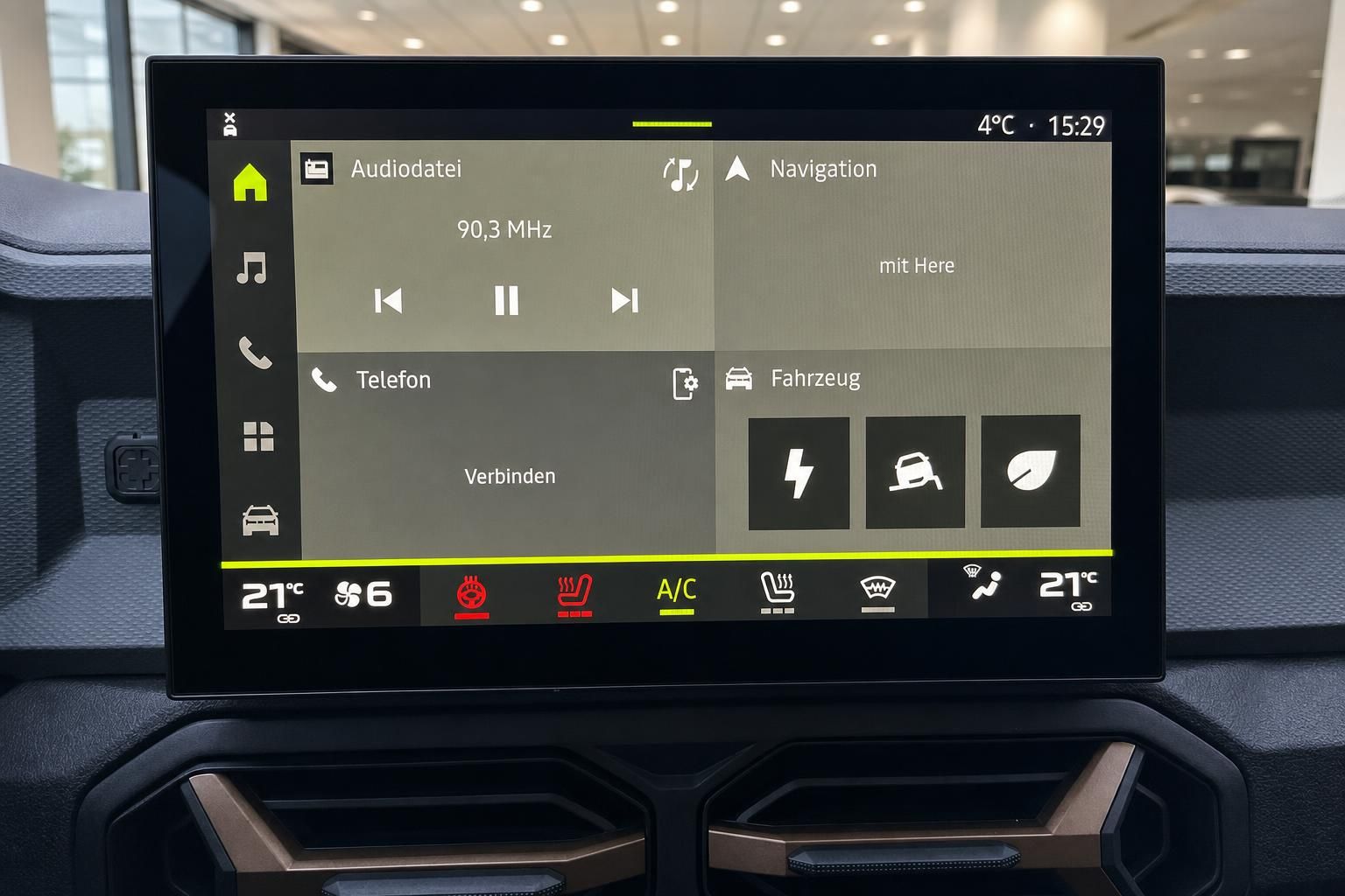 Infotainment-Touchscreen mit Navigation und Klimabedienung im Fahrzeug