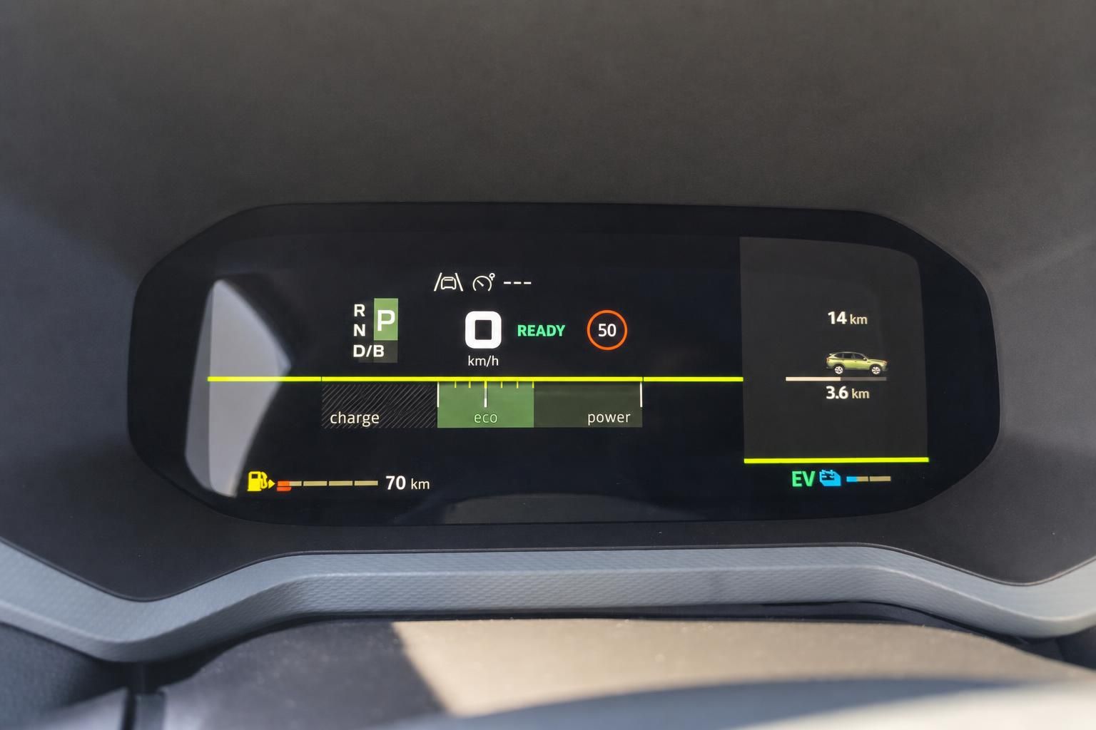 Digitales Tacho-Display eines Elektroautos mit Reichweitenanzeige und Fahrmodus