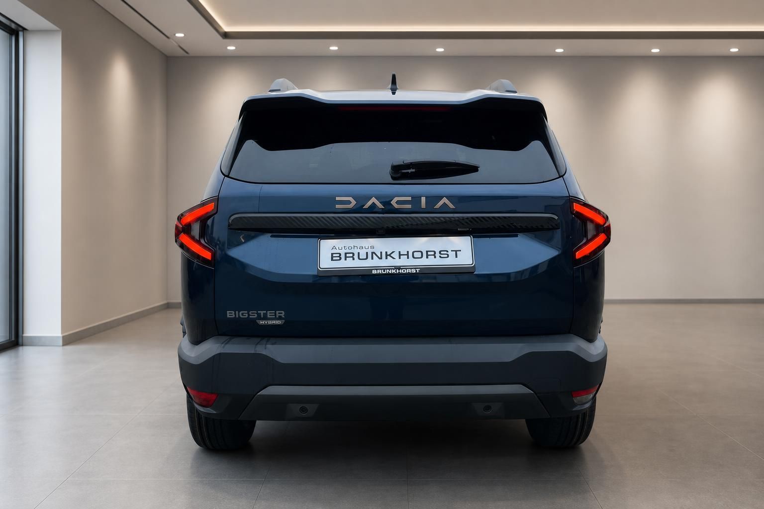 Dacia Bigster Hybrid in Blau, Heckansicht im Autohaus Brunkhorst