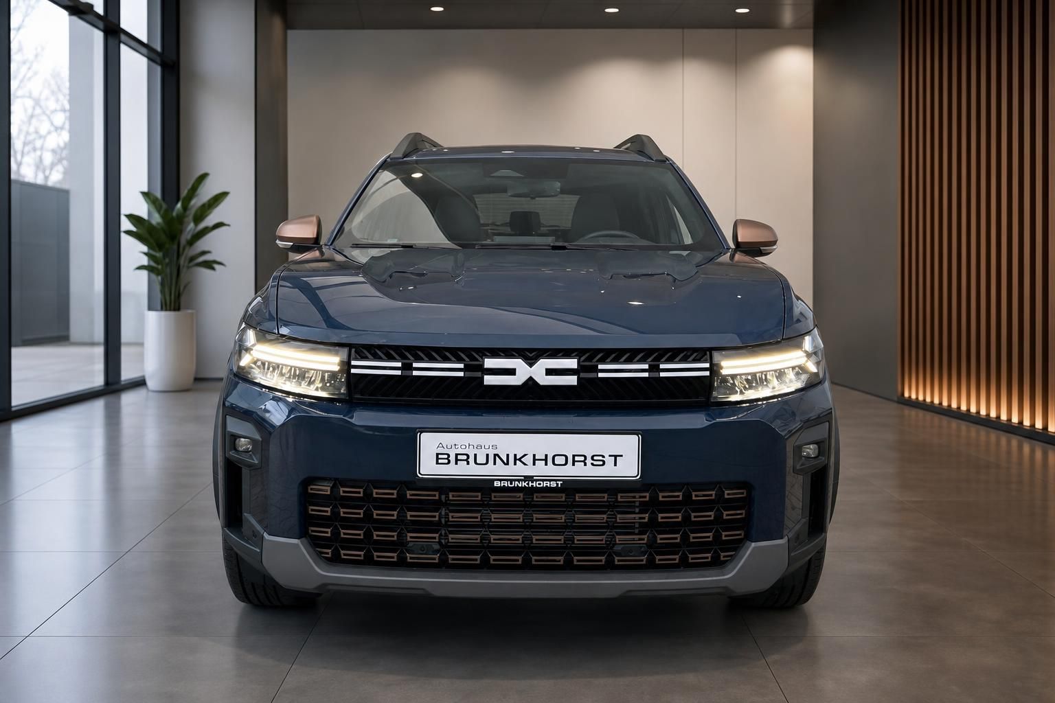 Dacia Bigster in Blau, Frontansicht im Showroom Autohaus Brunkhorst