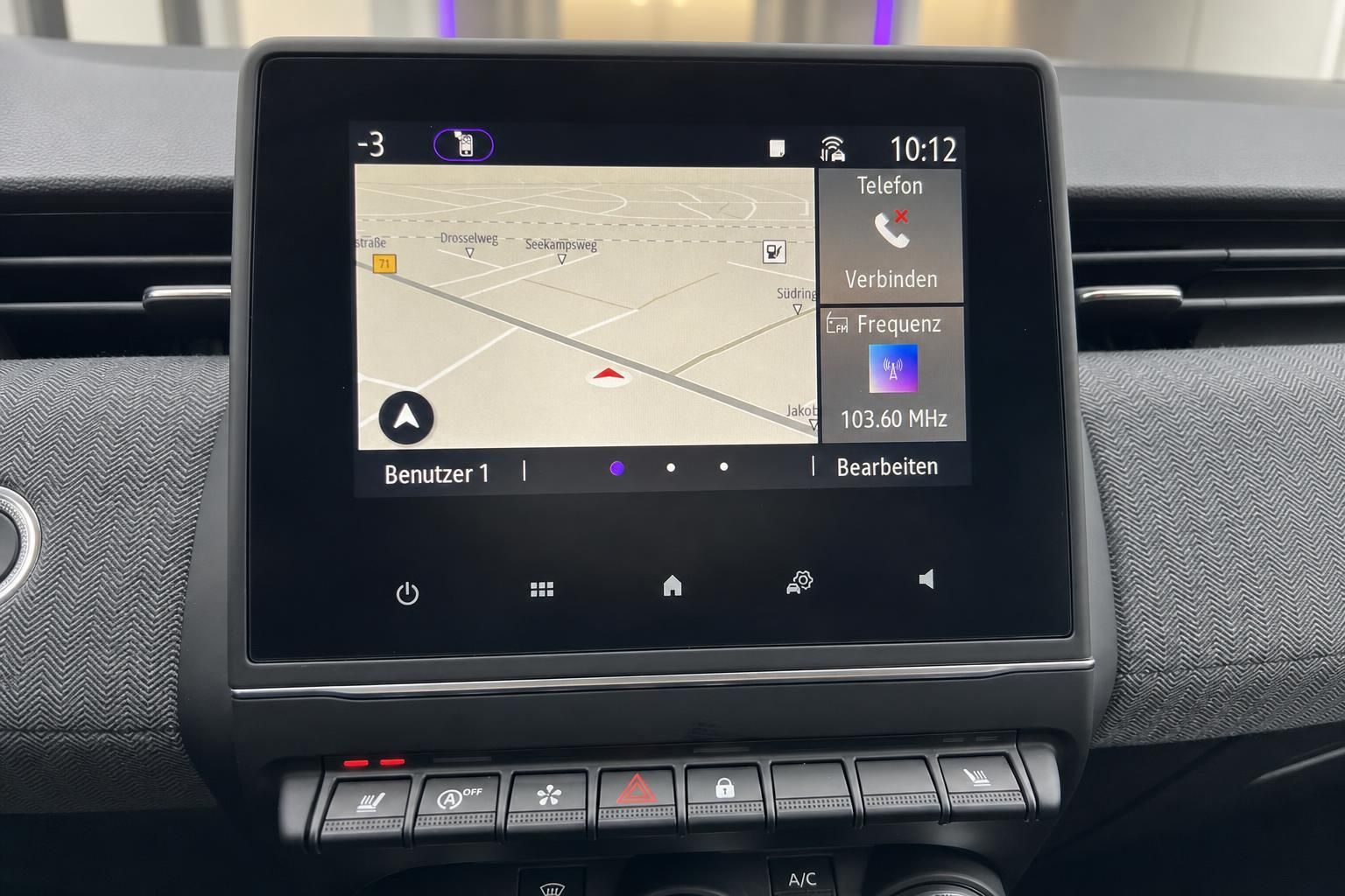 Fahrzeug Touchscreen Display mit Navigationssystem und Radio-Interface im Armaturenbrett
