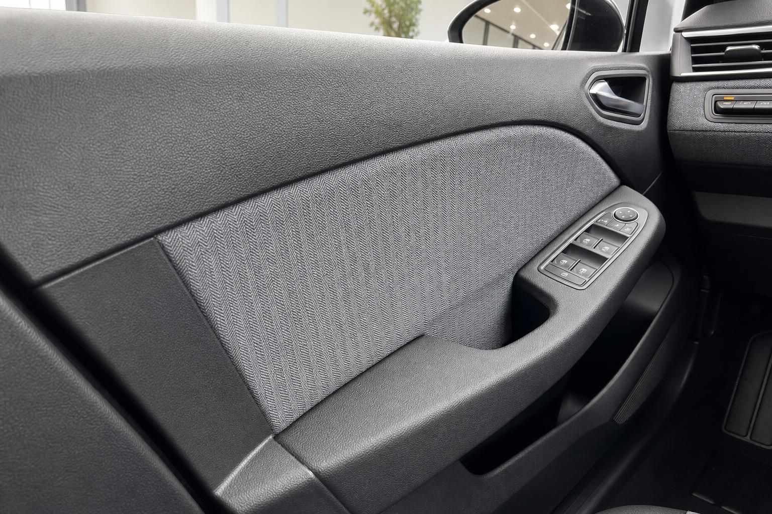 Fahrzeugtür Innenverkleidung grau mit Fensterheber-Bedienung und Stoffeinsätzen