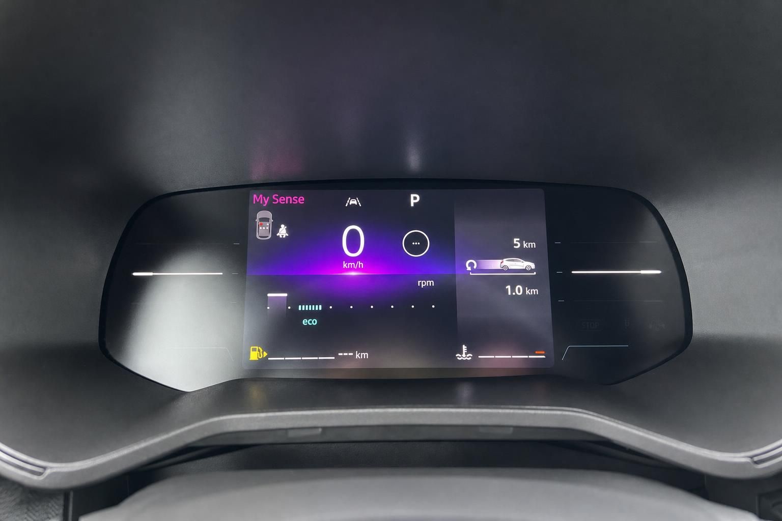 Digitales Armaturenbrett mit My Sense Display im Fahrzeug-Innenraum