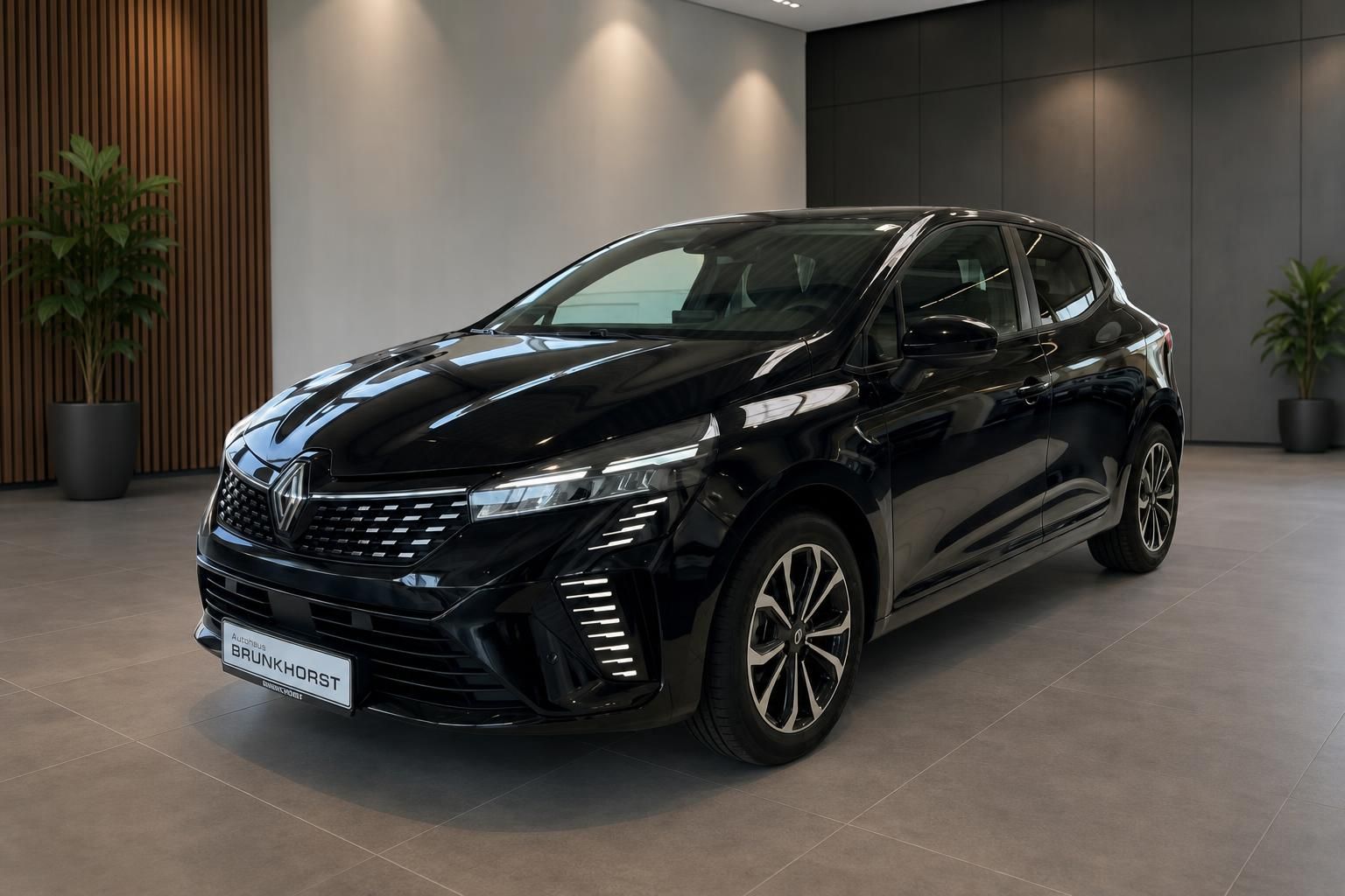 Schwarzer Renault Kleinwagen Seitenansicht im modernen Autohaus - kompaktes Fahrzeug mit Leichtmetallfelgen