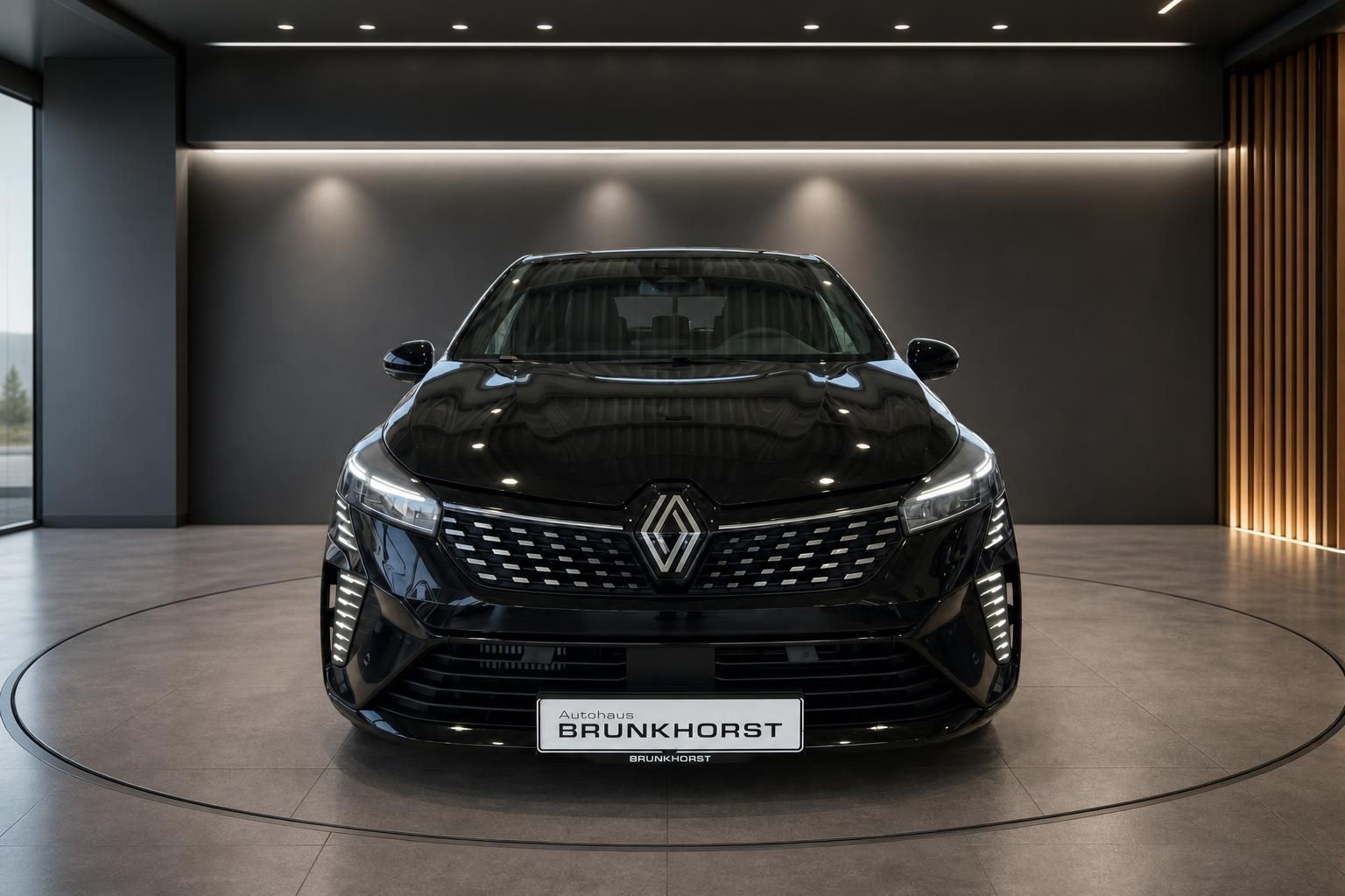 Renault Fahrzeug schwarz Frontansicht auf Drehbühne - moderne LED-Scheinwerfer und Kühlergrill