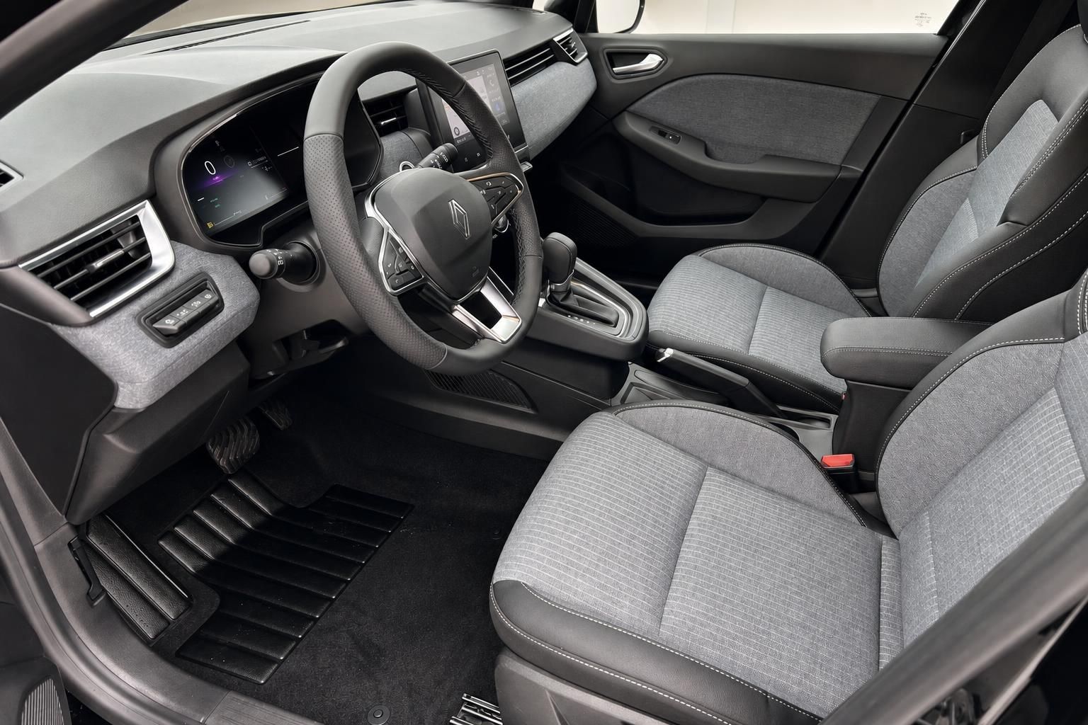 Renault Innenraum grau - Cockpit mit Lenkrad, Digitalanzeigen und Stoffsitze im modernen Design