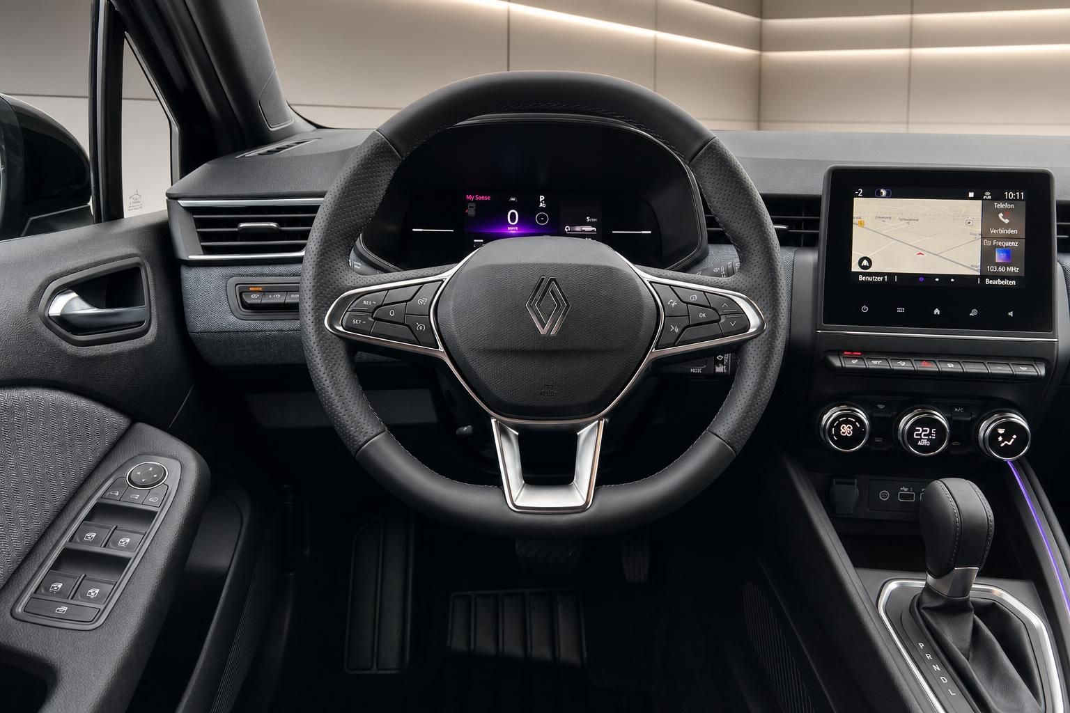Cockpit Innenraum mit Lenkrad, digitalem Display und Infotainment-System Renault