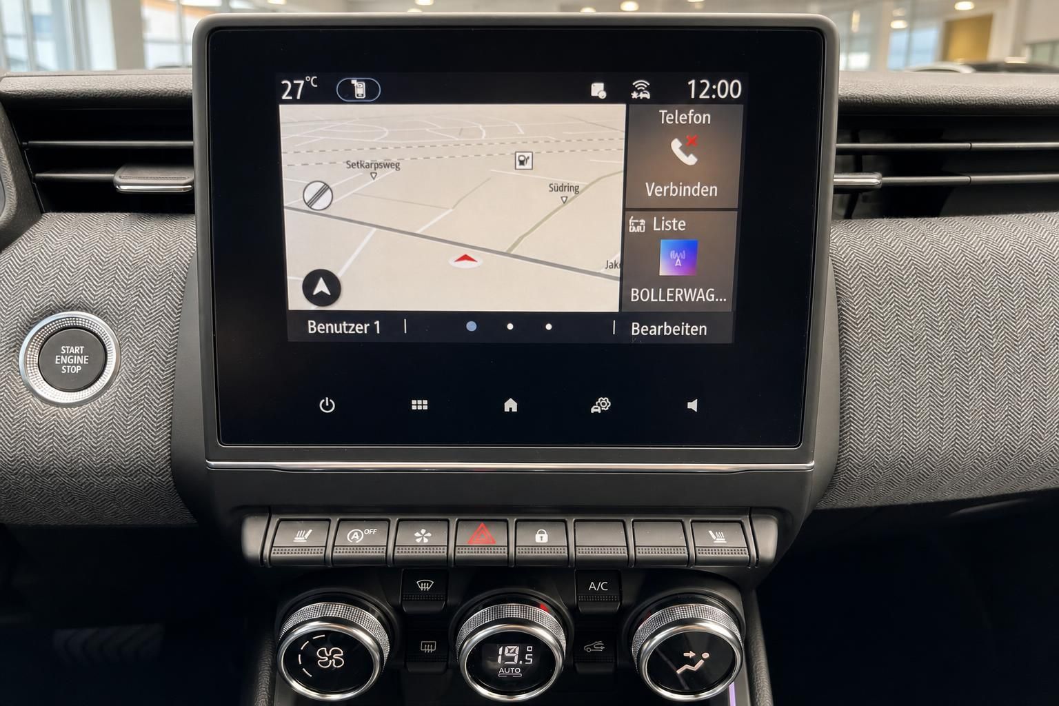 Renault Navigationssystem und Bedienelemente der Klimaanlage