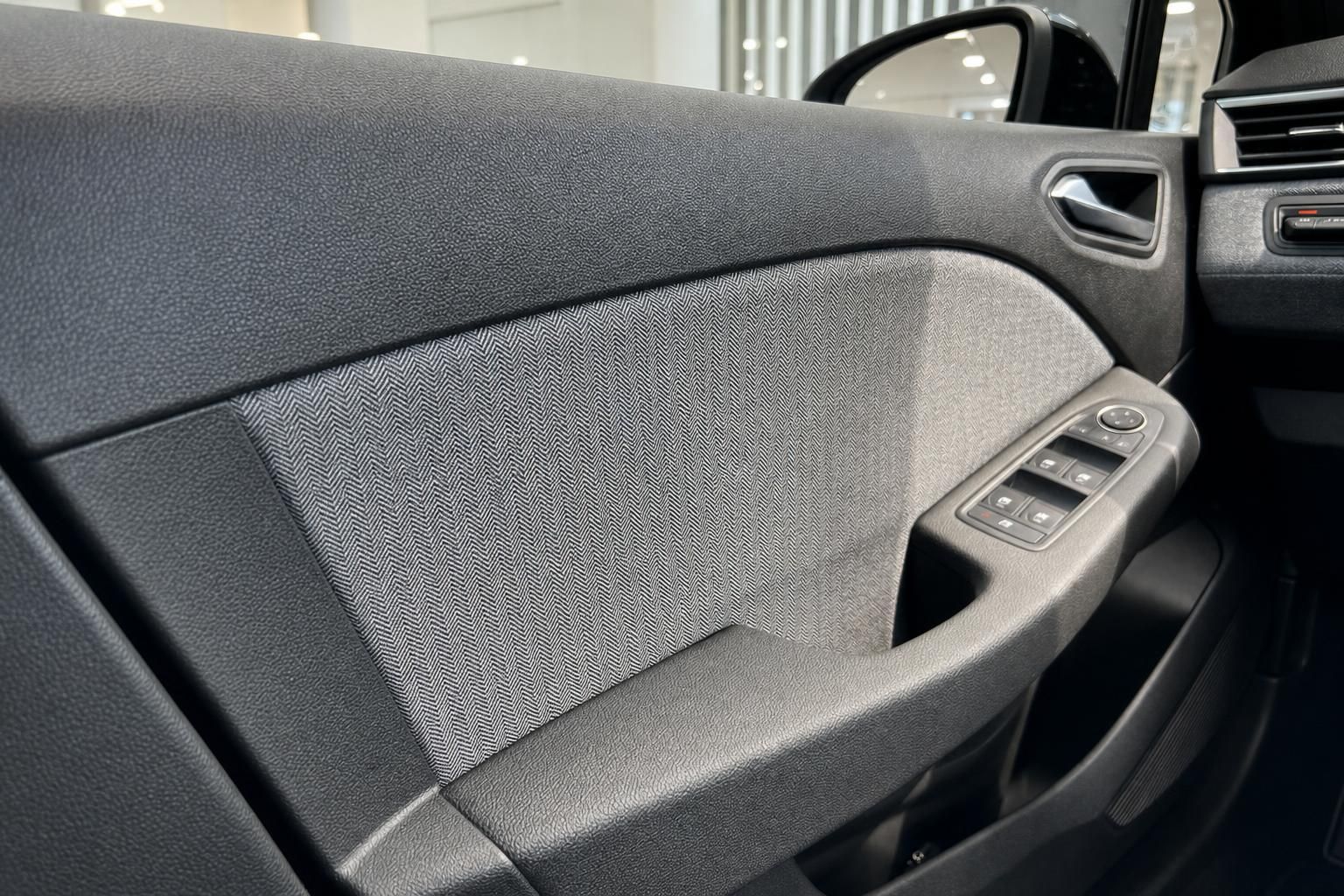 Renault Türverkleidung mit Fensterheber-Bedienelementen im Detail