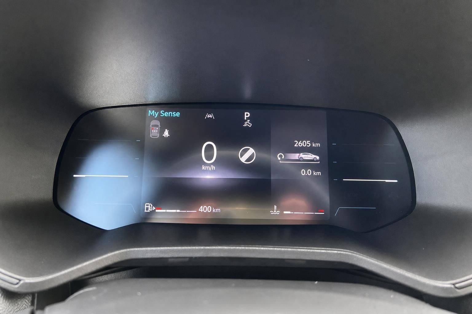 Digitales Kombiinstrument mit Tacho und Fahrzeuginfos im Cockpit