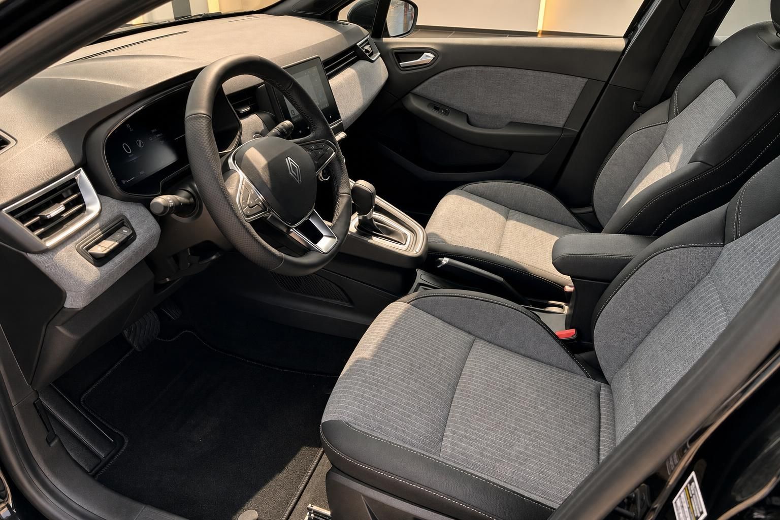 Renault Clio Innenraum Vordersitze mit Stoffbezug und Cockpit-Ansicht