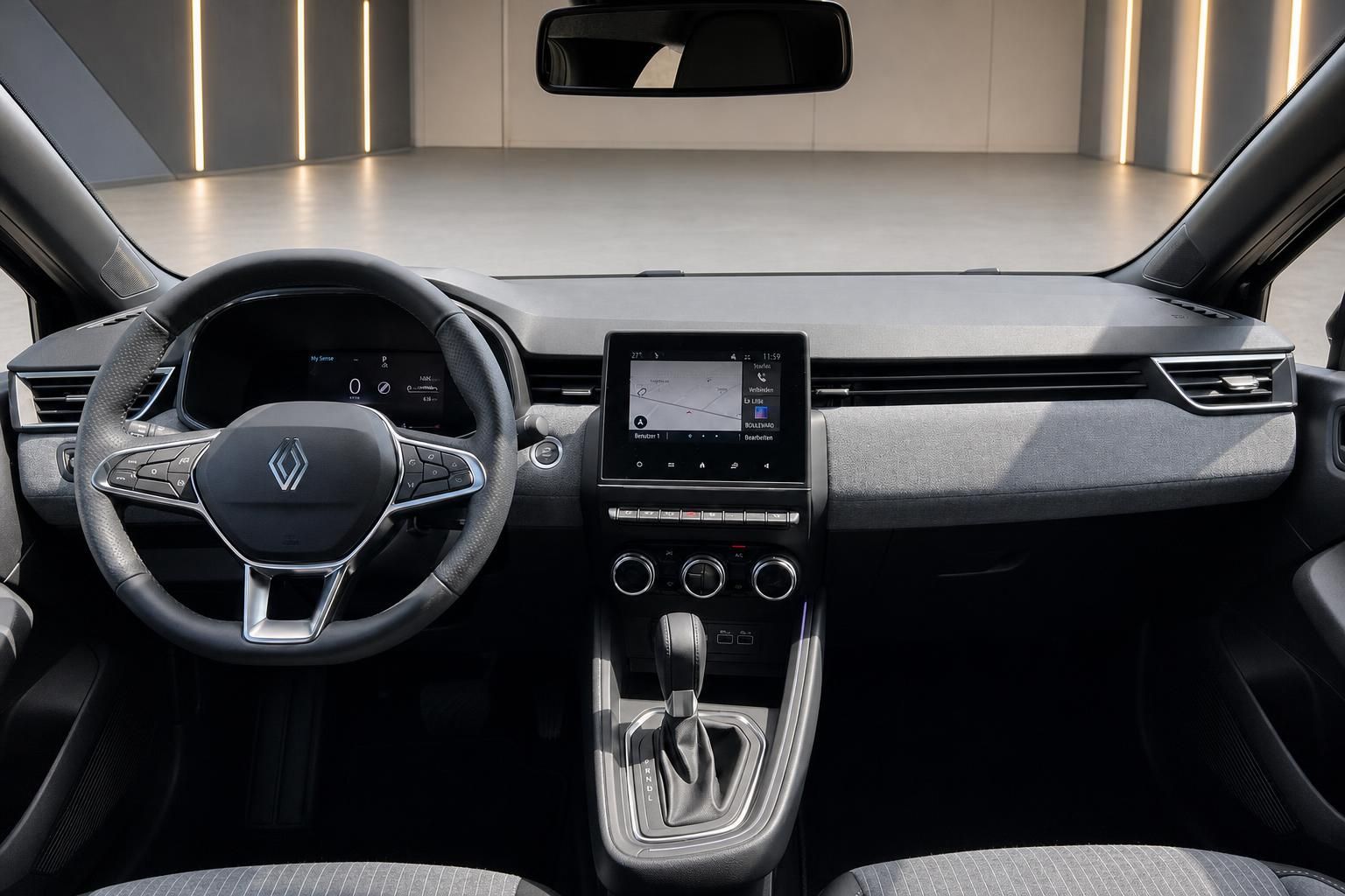 Renault Clio Innenraum mit Cockpit, Lenkrad und Touchscreen-Navigation