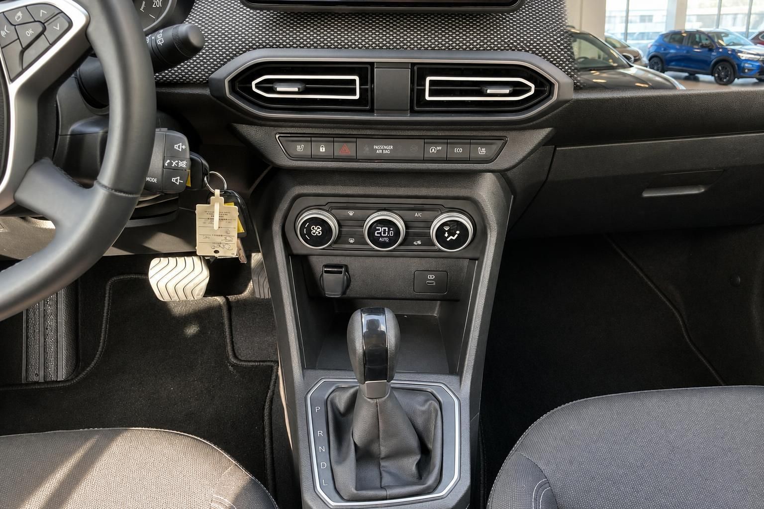 Dacia Sandero Mittelkonsole mit Klimaautomatik und Schalthebel