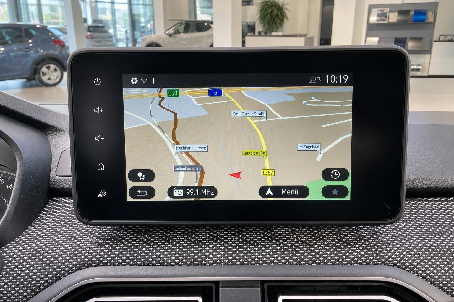 Dacia Navigationssystem Touchscreen mit Kartenansicht im Innenraum