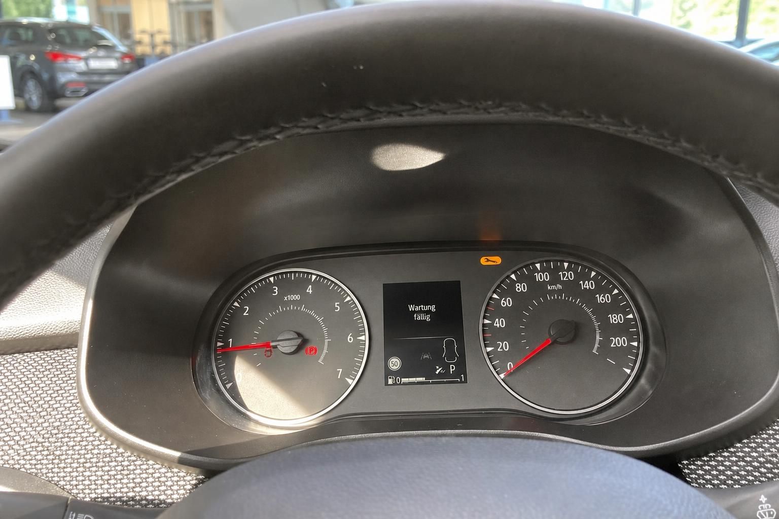 Dacia Kombiinstrument mit Tacho und Drehzahlmesser im Detail