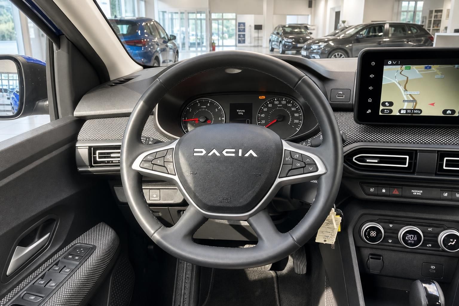 Dacia Cockpit mit Lenkrad, Tacho und Navigationsdisplay im Innenraum